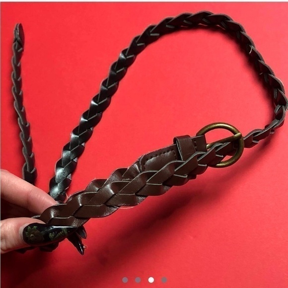 Braided brown leather belt with gold 
buckle 🤎💛​​​​​​​​​​​​​​​​​​​​​​​ - Picture 3 of 4